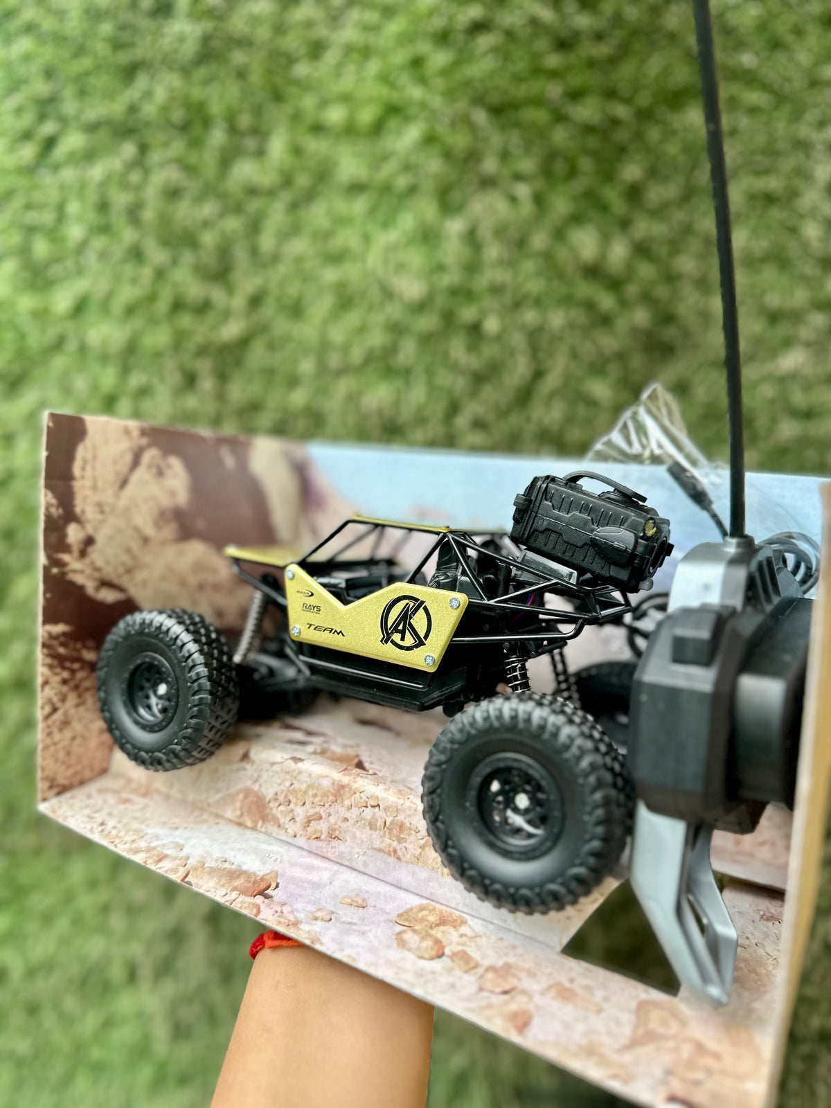 1:18 RC Rock Crawler Off-Road Car | Die-Cast Metal 4WD Remote Control Climbing Vehicle | Rechargeable | 6+ Years